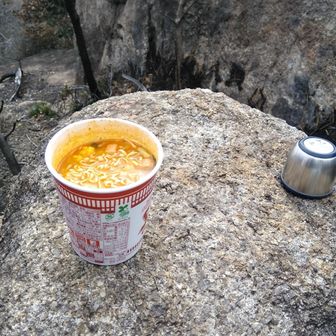 昼食は暖かいカップ麺とおにぎり✌️🥰