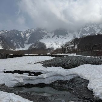 雪解け水が洞洞と流れる…もう少しで春
