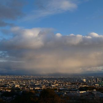 遠くに見えるのは雨柱