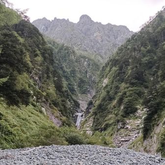雄滝？近寄ってみたいが、あの出っ張りは大キレット〜北穂高？