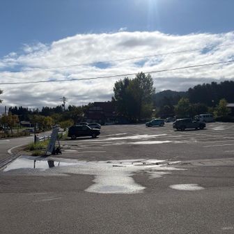駐車場、戻って来たら、8割ぐらいは埋まっていました。