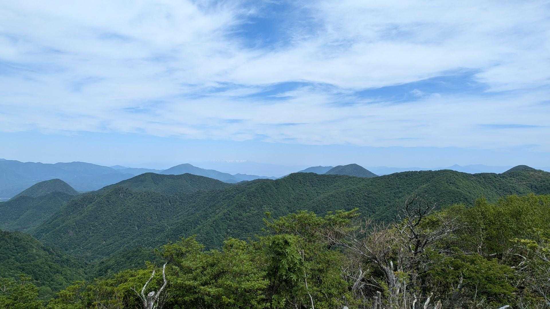 山頂は眺望が良く、二岐山や右奥には磐梯山、東吾妻山など確認