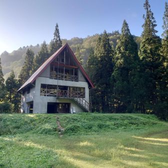 登山口に建つ大日杉小屋