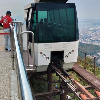 スロープカーとケーブルカーに乗って下山しました。