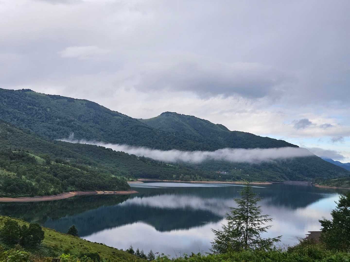 静かな湖面の野反湖