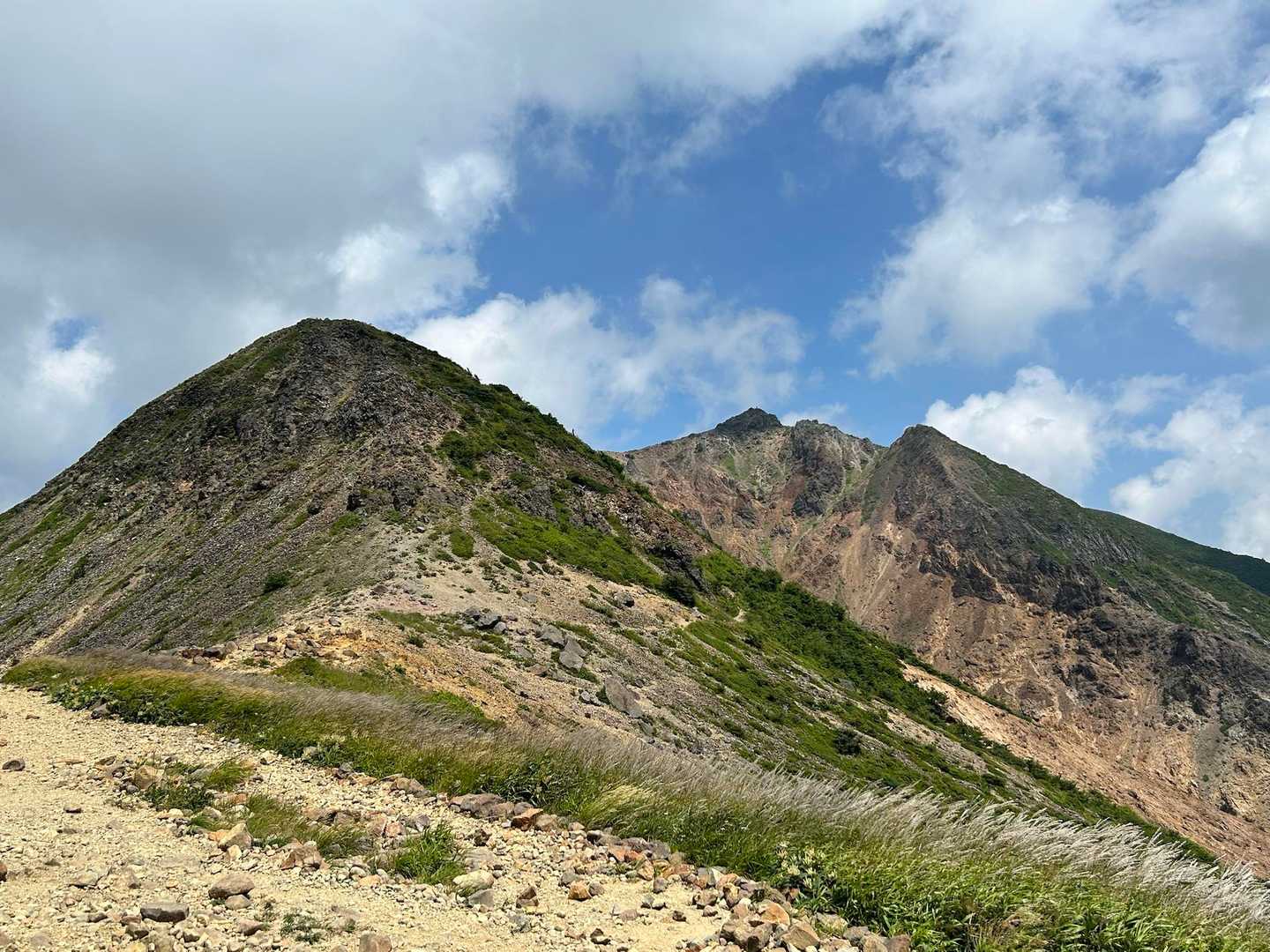 避難小屋から見た剣ヶ峰と朝日岳方面。まだ技術も実力も無いので眺めて満足。