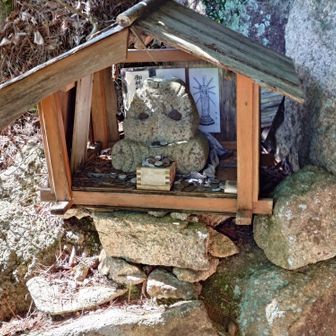 理由はよく分からないけど首なし地蔵がある
