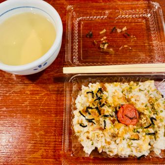 朝ごはん
カツオと生姜ご飯🫚
と
用意されていたおすまし

食堂にはお湯、お水、温かいお茶、冷たいお茶、紅茶やコーヒーまで用意されてた☕️
深夜から準備されてるみたい〜

ホント快適な山小屋でした〜
リピしたくなるの分かる🙆‍♀️
あすかちゃんはじめ良い方ばかりで感謝🙏