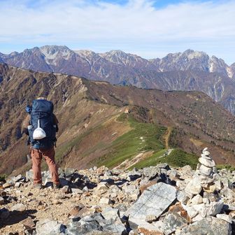 剣立山・種池山荘・さっきの人😅

こっちは入ってくれたお陰でメッチャ良い画になってる👍️😆‼️
後ろ姿を使わせてもらいます🙇