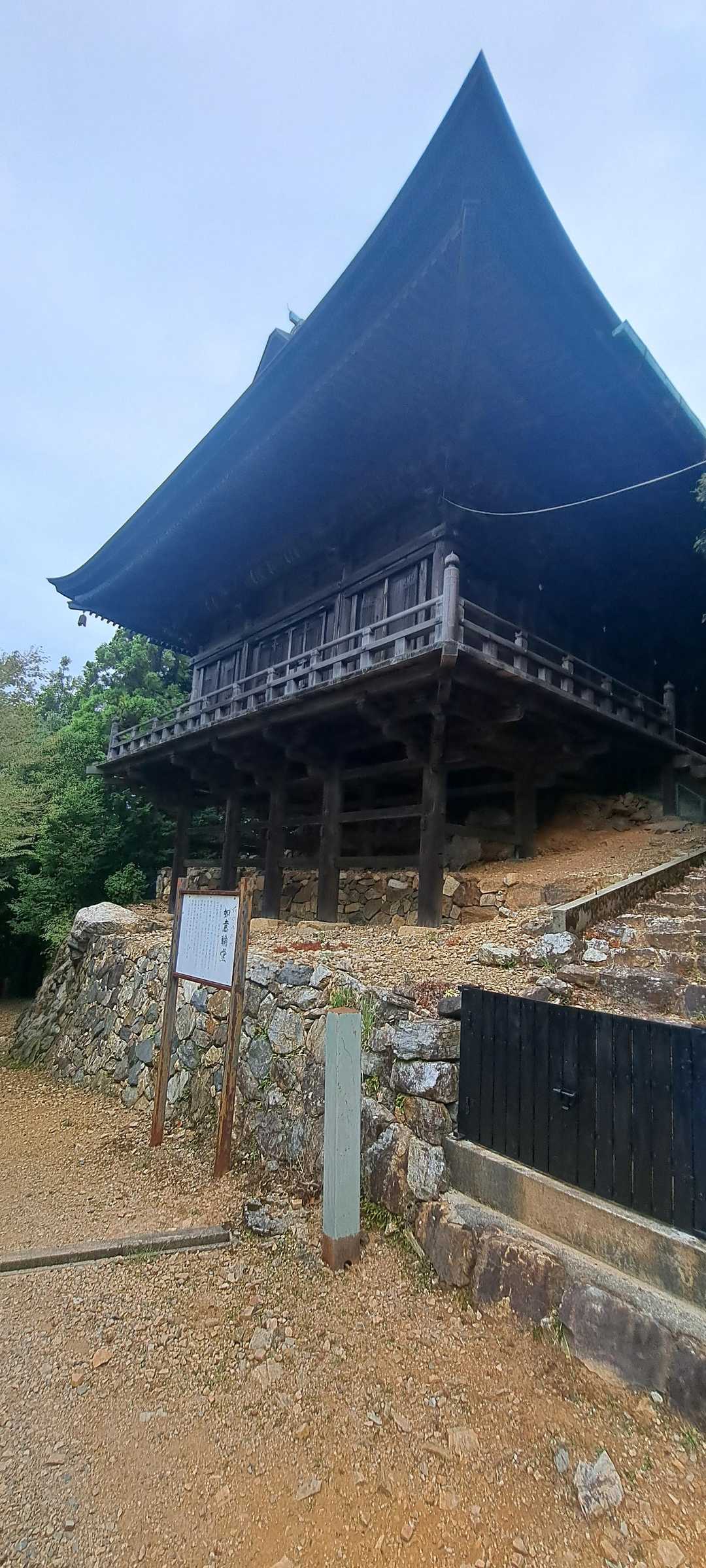 山頂からはあまり景色は見れないです