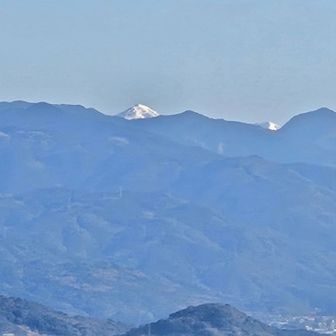 東方向には三嶺か剣山辺りの白い山頂が覗いてる🎶❔😅