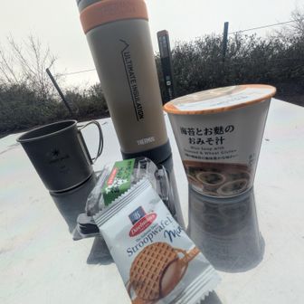 ローソンで買ったおみそ汁…
よく見ると永谷園  さすがです👏
美味しい🤤

お菓子も美味しい🎶