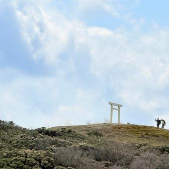 
　　　　　　山頂の鳥居が見えたよ
　　　　　　先行者の方が絵になるね
