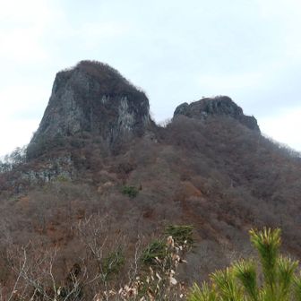 見晴らし台から鹿岳を臨みます。
左が一ノ岳、右が二ノ岳。ここから見ると二ノ岳の方が低く見えますが実際は逆です
