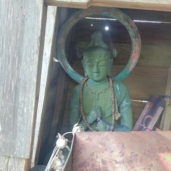 大日山山頂の祠には大日如来が祀られています