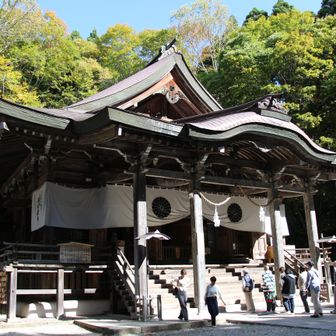 中社に戻ってきました
短い参拝の列ができてます