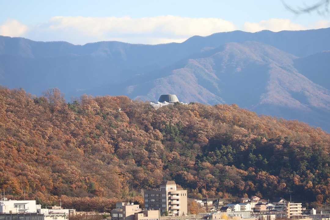 愛宕山山頂の山梨県立科学館が見える