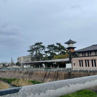 ことでんの駅と高燈籠。いい眺めです✨