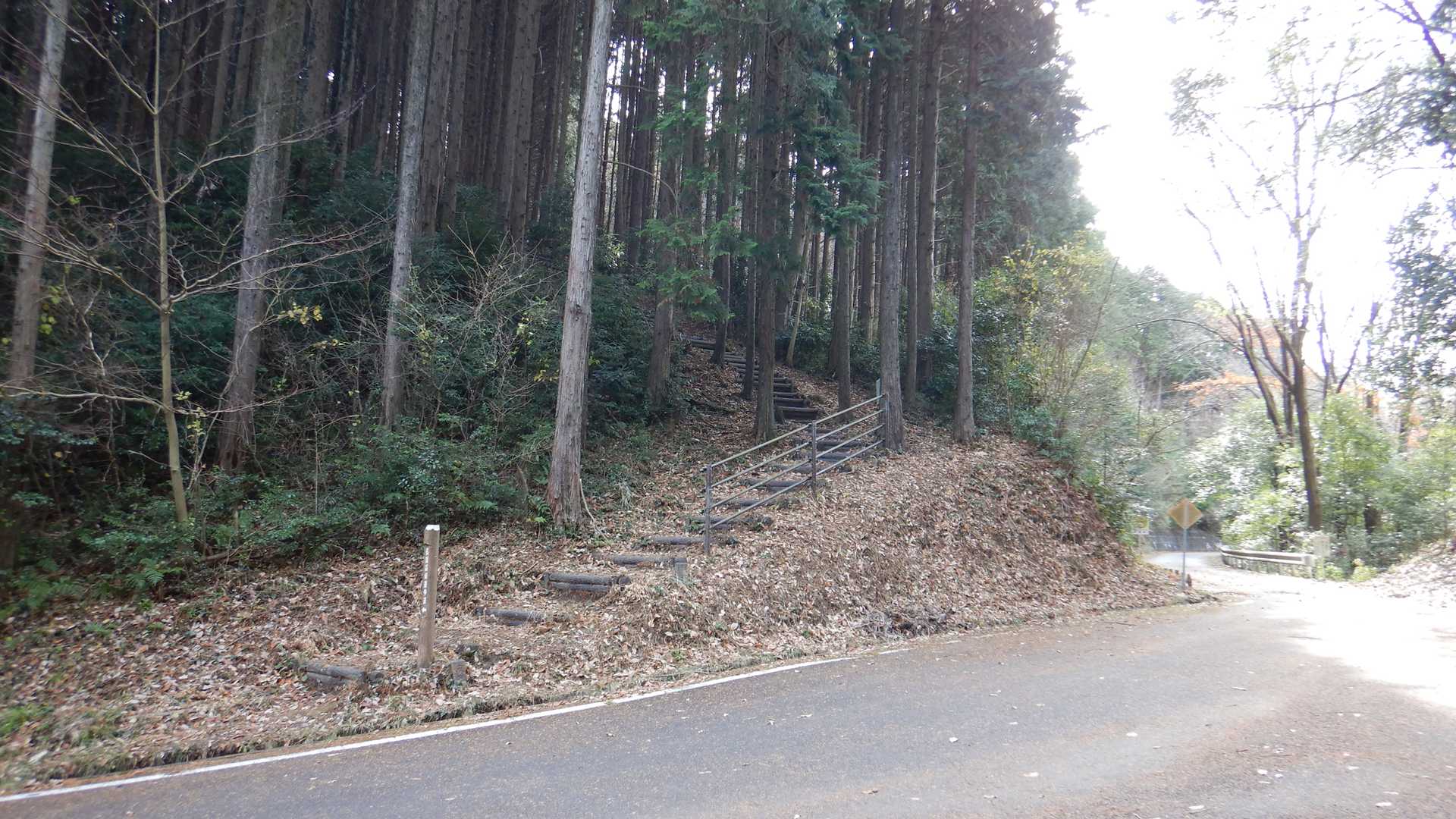 ここから登ります。
車は手前に6～7台停められるかどうか🅿️