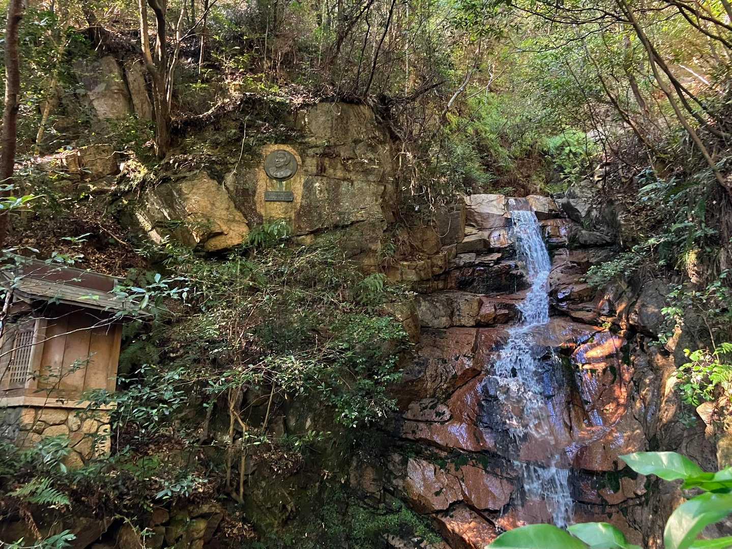 高座の滝へ戻ってきました。ロックガーデンを下るの初めて。