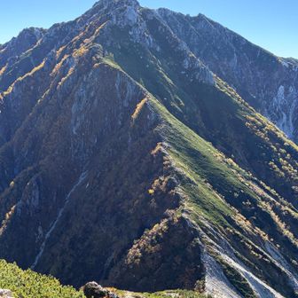 ラスボス空木岳、シャープでカッコいい
一度、木曽殿山荘まで降りてから登り返す...登りが急に見える...山荘で休憩しよう
