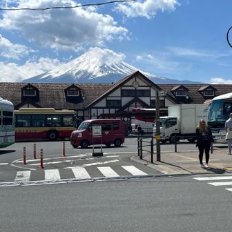 今日の旅の終わりは河口湖駅🚃 
山頂からいきなりのゴール写真。
写真を見返すと富士山だらけで😵‍💫
素晴らしい富士山ばかりでしたが全カットしました😅
河口湖駅前は尋常ではない数のインバウンド客。