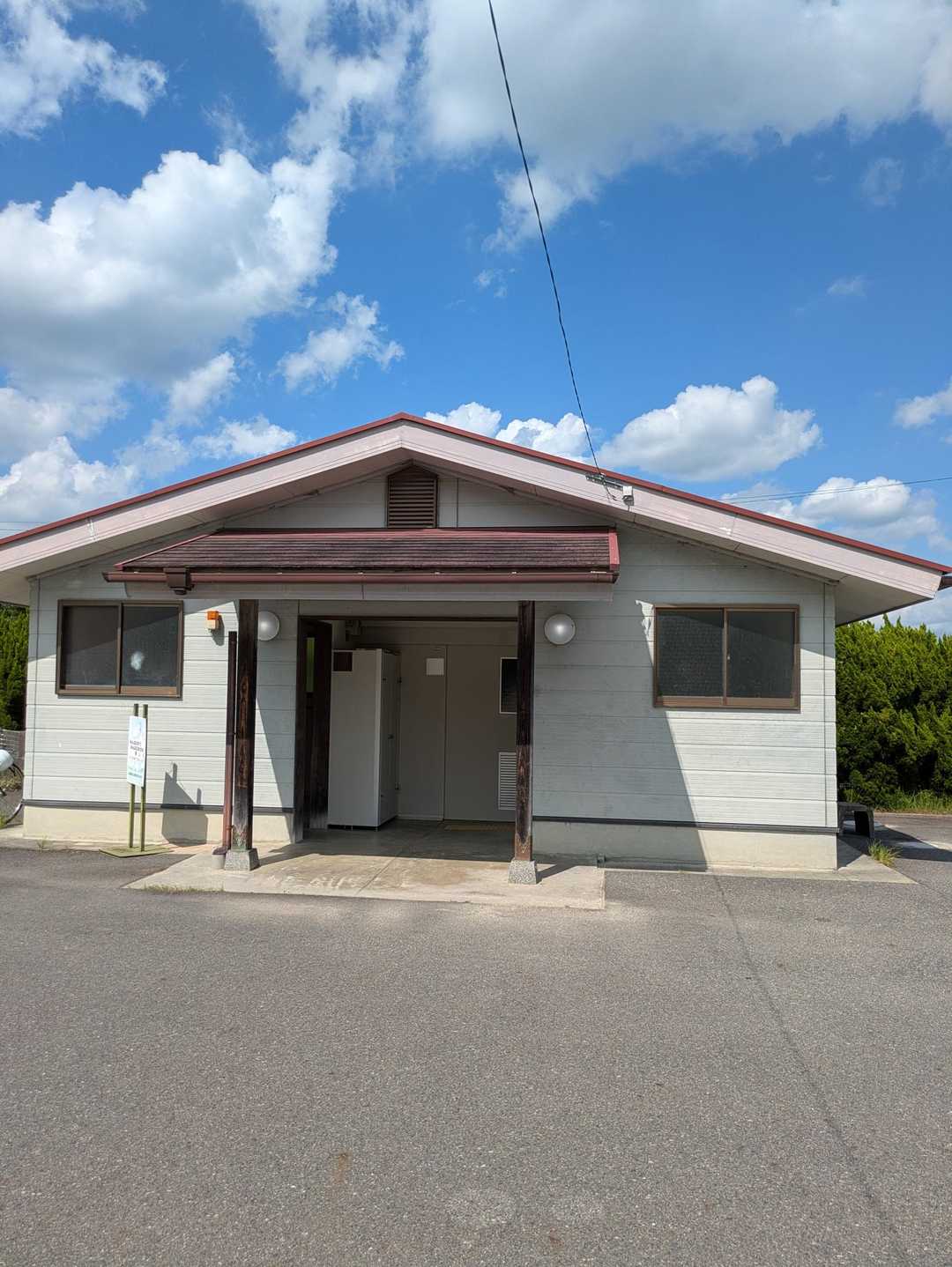 駐車場にはトイレ🚻があります
勿論、トイレットペーパあり水も流れます😊