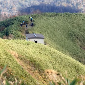 さっき休憩させてもらった避難小屋😊
今日は冬の準備をされてました
