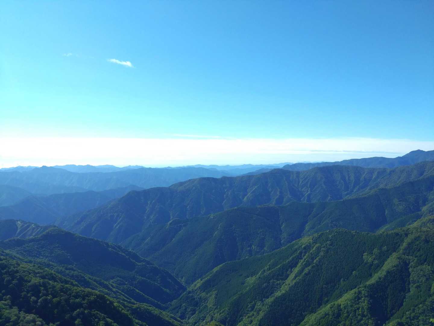 ちょっと岩に登って景色を見渡す