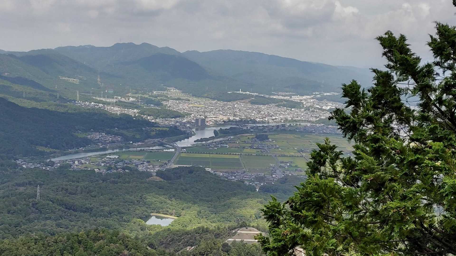岩の上からの瀬田川～
かすかに、洗堰が…👀