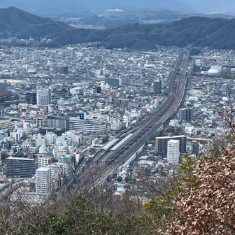 三原駅🚉が真下に見えます。
こだま号しか止まりません。三原城🏯は三原駅と一体化した珍しい駅🚉です。