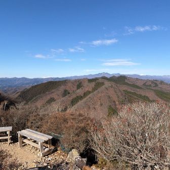 遠くに袈裟丸山が見えました。