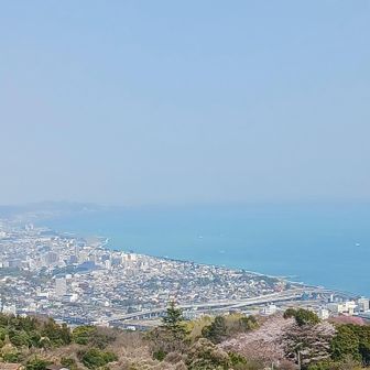 二の丸展望台からの眺め。
小田原城下町と相模湾が良く見えます。ちょっとモヤってるけど💦