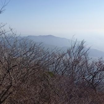 暖かくて？黄砂？宝篋山くらいしか見えん