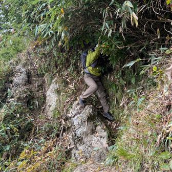 斜面側は崖💦
狭いし，滑るし、山道合ってる？みたいな場所だらけ、滑ったらアウトな所沢山😰