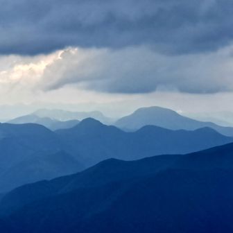 藍色の景色もいいですね💙
奥には大東岳