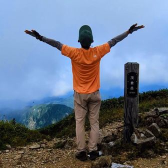 茂倉岳ヽ(´ｴ`)ﾉオキの耳より1m標高高いのね…ここは5年間で25回目の登頂⛰5年前初めて谷川岳に登った時（10月の紅葉🍁の季節の平日）西黒尾根〜谷川岳〜茂倉岳へ来てピストンで田尻尾根で下山した事が有ったなぁ…懐かしい
帰りオキ、トマ人で溢れかえってた🤣
土樽駅に降りて土合まで電車で戻ると云う手段を知らなかった🔰の時代😂
ここでも小休止して😌