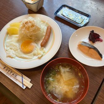 朝ごはん、具沢山のお味噌汁に冷奴も美味い！