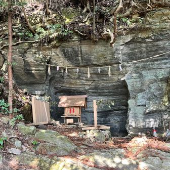 約600年前からお祀りされるようになったといわれる水神さま。和歌の浦の「塩釜」奥州釜石の「石釜」とともに、この「水釜」は日本三大釜と呼ばれているそうです。