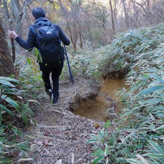 さらに進みます。道がえぐれています。