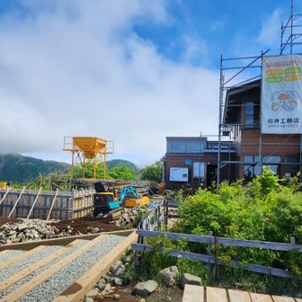 工場中です
ここの話めちゃめちゃ聞きました
ちなみに黄色いのは
コンクリート受けです！
えっ！
そう水ないから生コン空輸です