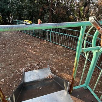 山頂看板も三角点もみつからず💦
滑り台でいつもの〜🥾