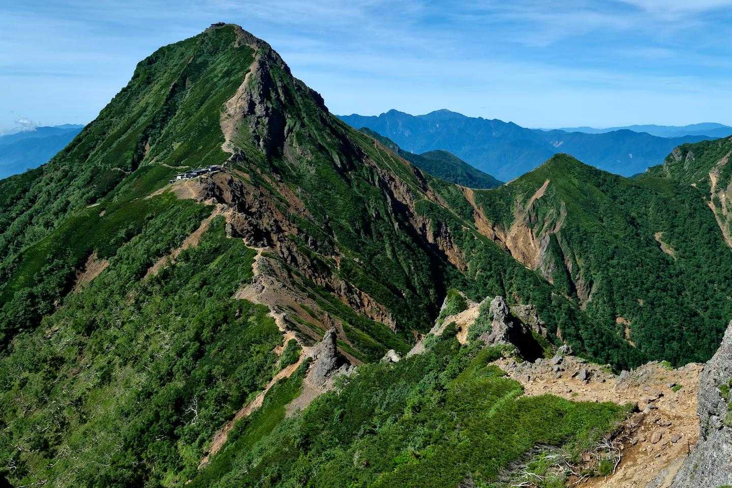 赤岳が間近に見えてきました。
このあたりから、道が風裏に入ると暑さを感じるようになってきまし
た。