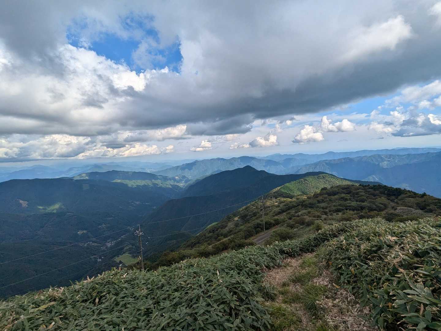 しばらく登って振り返ると、壮大な景色が広がっていました✨