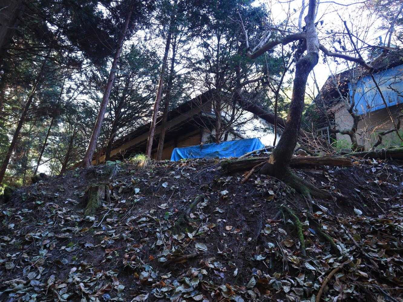 昔は人が生活していたようで、廃屋が何棟かありました