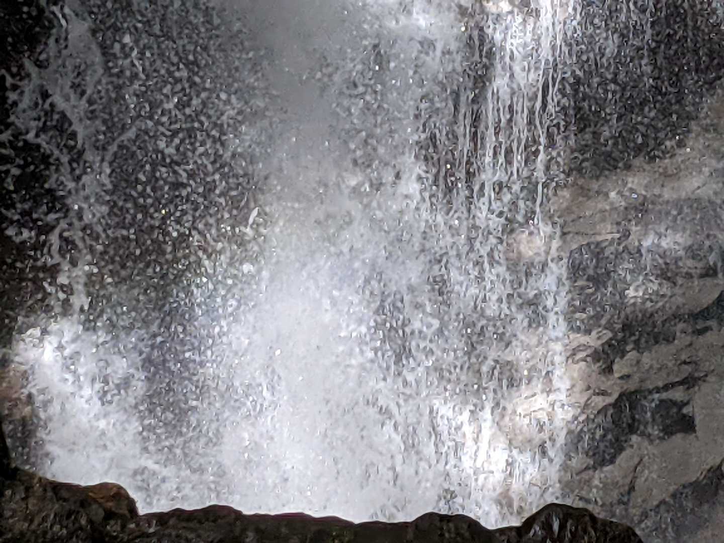 雨が続いたためか水量は相当なものでした。微かに虹ができているのがわかるかな？