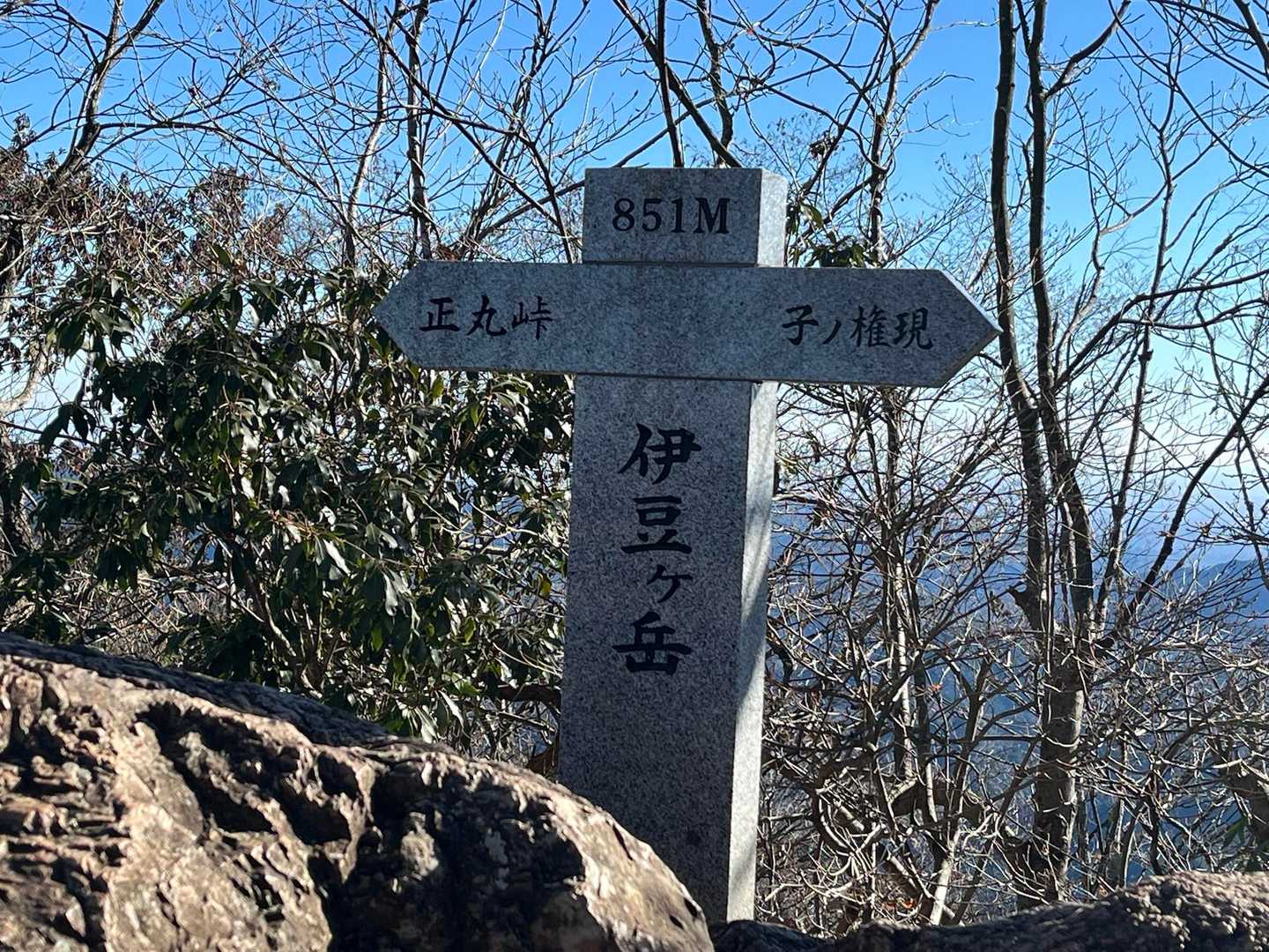 急登つづきをひたすら滑りそうになりながらせっせと登っていったら…

ほとんど撮影しないうちに山頂に着いちゃった。