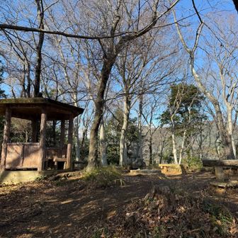 吾妻山にも、ベンチや東屋がある。