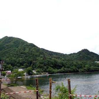 掃部ヶ岳(左)、硯岩(右)