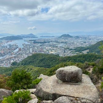 地獄岩から大好きなアングル✨
中央に宮島⛩、右に黄金山🏔、左に似島🗻
私たちからすると黄金山の左側に宮島が見えるのは不思議な感覚🤔